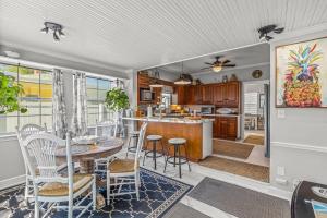 cocina con mesa y sillas en una habitación en Sea Haven House Beautiful Area Hot Tub Sunroom en Clearwater