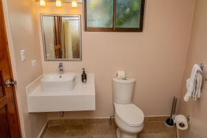 A bathroom at Villa Escondinte de Playa