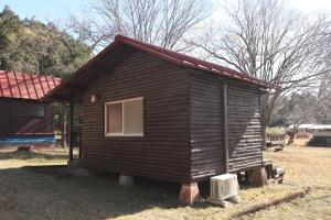 una piccola cabina con finestra e tetto di Toso Youth Travel Village - Vacation STAY 30509v 