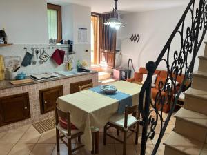 une cuisine avec une table et un chiffon de table. dans l'établissement Casa sotto il duomo, à Petralia Sottana