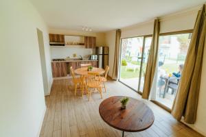 cocina y comedor con mesa de madera en Agua Marina - La Serena, en La Serena