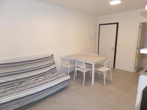 ein Esszimmer mit einem Tisch und Stühlen in der Unterkunft Studio für 6 Personen ca 52 qm in Bibione, Adriaküste Italien Bibione und Umgebung in Bibione