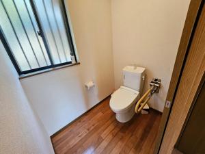 een kleine badkamer met een toilet en een raam bij Toso Youth Travel Village - Vacation STAY 30455v 