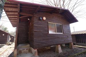 eine Blockhütte mit einem Dach darüber in der Unterkunft Toso Youth Travel Village - Vacation STAY 30470v 