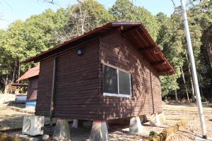 にあるToso Youth Travel Village - Vacation STAY 30470vの森の中に展示されている小さな木造家屋