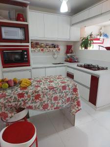 una cocina con una mesa con fruta. en Excelente Quarto prox centro Criciuma, en Criciúma