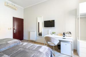 Uma cama ou camas num quarto em ESQUILINO HARMONY GUESTHOUSE - close to COLOSSEUM