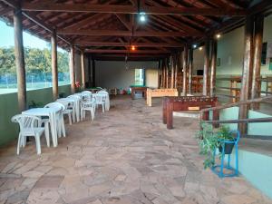 Habitación con mesas, sillas y mesa de billar. en Hotel Fazenda Recanto do Monte Alegre, en Piraju