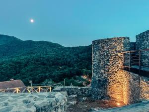 O vedere generală la munți sau o vedere la munte luată de la această casă de vacanță