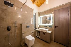 een badkamer met een toilet, een wastafel en een douche bij sunset villa in Nainital