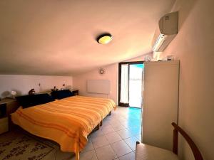 um quarto com uma cama grande e um cobertor laranja em THE TERRACE em Alba Adriatica