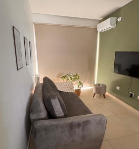 sala de estar con sofá y TV en BHIaparts-Roca con COCHERA en Bahía Blanca