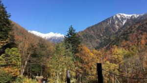 uma vista para uma serra com montanhas cobertas de neve em Nakanoyu Onsen Ryokan - Vacation STAY 18824v em Matsumoto