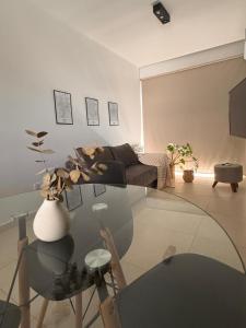 un salon avec une table en verre et un canapé dans l'établissement BHIaparts-Roca, à Bahía Blanca 26 autres photos