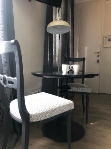 una mesa negra y sillas con una mesa negra y una mesa negra en ClosSaintJoseph - Option Repas - Piscine chauffée Proximité Yvetot, en Sainte-Marie-des-Champs