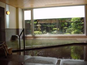 鳥取的住宿－Tottori Onsen Shiitake Kaikan taisuikaku - Vacation STAY 21939v，一间设有花洒淋浴和大窗户的客房