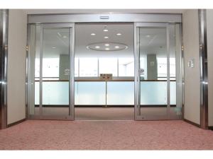 une image d'un ascenseur ouvert dans un immeuble de bureaux dans l'établissement Tottori Onsen Shiitake Kaikan taisuikaku - Vacation STAY 21939v, à Tottori