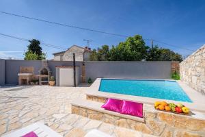 una piscina con una ciotola di frutta accanto di Ferienhaus mit Privatpool für 5 Personen ca 100 qm in Butkovici, Istrien Binnenland von Istrien a Butkovići Altre 14 foto