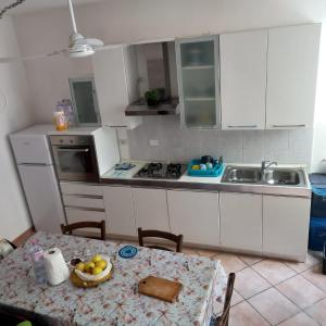 Kuchyň nebo kuchyňský kout v ubytování La casa di Paolo e Silvia