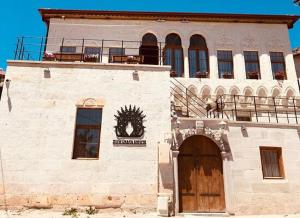 a building with a clock on top of it at Zuwinasa House Hotel in Avanos