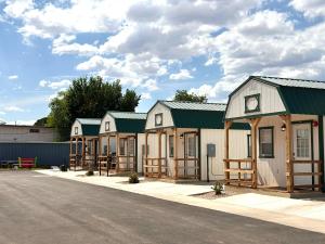 una fila de pequeños edificios con techos verdes en Sand Hollow Zion Mini Home at Painted Sands 2, en Hurricane