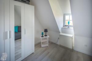 a white room with a bed and a window at Ferienwohnung Ruheinsel in Büsumer Deichhausen