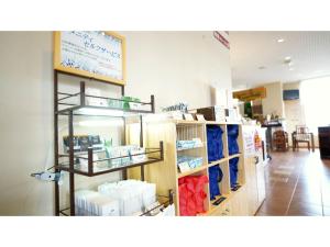 einem Vorratsspeicher mit Regalen von Produkten in einem Laden in der Unterkunft Hotel Hounomai Otofuke - Vacation STAY 29487v in Otofuke