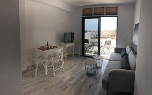 een woonkamer met een bank en een tafel bij Ferienwohnung für 3 Personen ca 45 qm in Playa de Las Américas, Teneriffa Playa de Las Américas und Los Cristianos in Los Cristianos