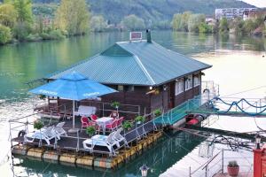 una casa en un muelle en el agua en Drinska čarolija Višegrad, en Višegrad