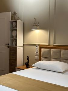 Een bed of bedden in een kamer bij Arial Penthouse Suites