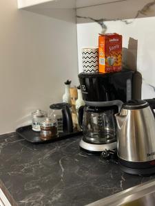 Een keuken of kitchenette bij Arial Penthouse Suites