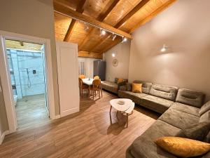 Een zitgedeelte bij Arial Penthouse Suites