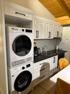 Een keuken of kitchenette bij Arial Penthouse Suites