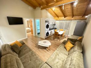 Een TV en/of entertainmentcenter bij Arial Penthouse Suites
