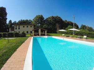 Monsagrati的住宿－Ferienwohnung für 4 Personen ca 50 qm in Monsagrati, Toskana Provinz Lucca，房子前面的蓝色游泳池