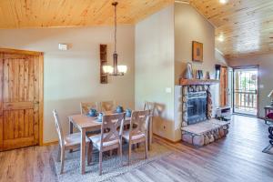 une salle à manger avec une table et une cheminée dans l'établissement Rustic Overgaard Cabin Near Lakes and Hiking Trails, à Overgaard