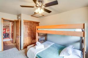 - une chambre avec des lits superposés et un ventilateur de plafond dans l'établissement Rustic Overgaard Cabin Near Lakes and Hiking Trails, à Overgaard
