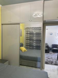 1 dormitorio con cama y almohada amarilla en Theofilos apartment en Kalymnos