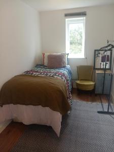 - une chambre avec un lit et une fenêtre dans l'établissement Cosy room, à Londres