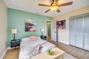 Tempat tidur dalam kamar di Sebastian Apartment with Porch Near Golf and Beaches!