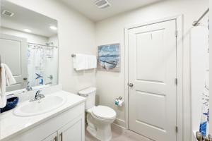 Koupelna v ubytování Sea Glass 416 + 37 fotografií