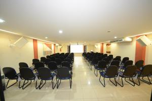 a room with rows of chairs and a screen at Rede Andrade GV Center Hotel in Governador Valadares +34 photos