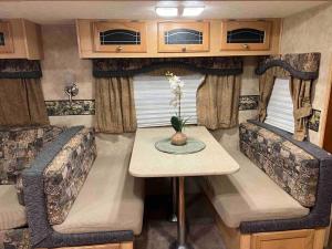 een interieur van een camper met een tafel en stoelen bij WARM AND COZY RV 3 in Miami