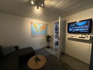 TV a/nebo společenská místnost v ubytování Basement hideaway