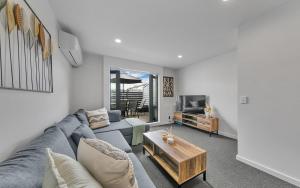 Una sala de estar con un sofá y una mesa de café. en Balcony and Parking 3BR Gem Near Arena by Zodiak Stays, en Auckland 7 fotos más
