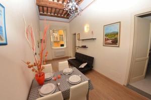 uma sala de estar com uma mesa e um sofá em Ferienwohnung für 4 Personen ca 50 qm in Lucca, Toskana Provinz Lucca em Lucca