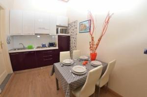 a dining room with a table and chairs and a kitchen at Ferienwohnung für 4 Personen ca 50 qm in Lucca, Toskana Provinz Lucca in Lucca