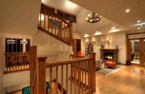 sala de estar con escalera y chimenea en Annabelle - Vacation STAY 28455v, en Niseko