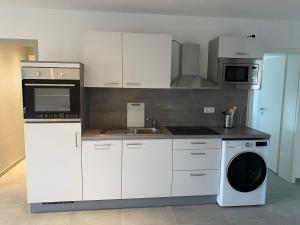 Kuchyň nebo kuchyňský kout v ubytování OWL Comfort Homes - Monteurwohnung/ Handwerkerunterkunft