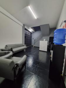 a room with couches and chairs in a room at Villa Fátima Hostel GRU in Guarulhos